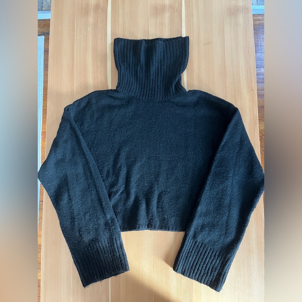 Still like wearing black into Spring? This is for you | M | Z Supply | Cropped